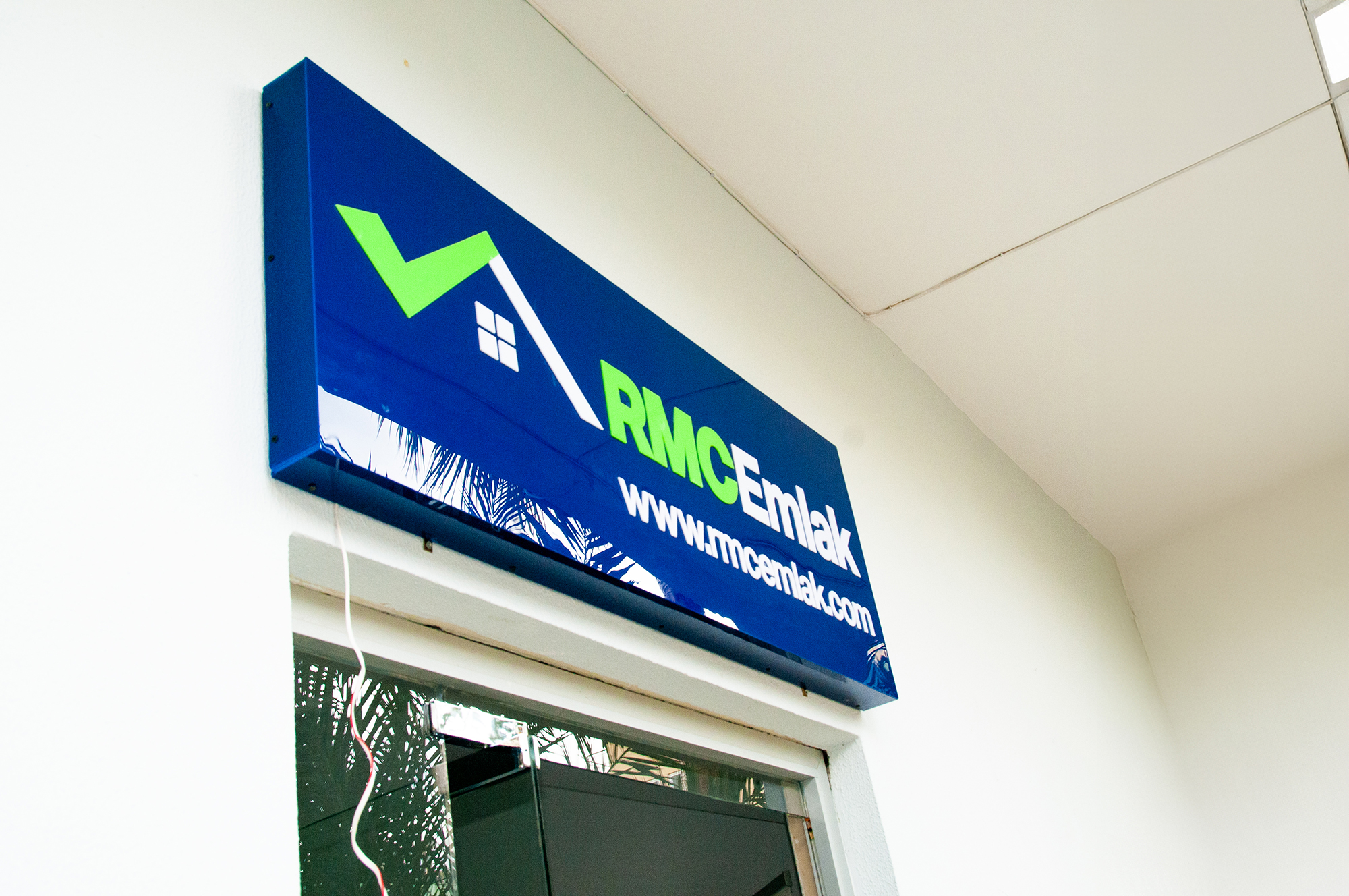 RMC Emlak Alanya - Işıklı Pleksiglas Tabela